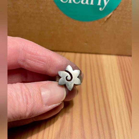 925 Sterling Silver Flower Ring (Size 7) - Picture 3 of 4